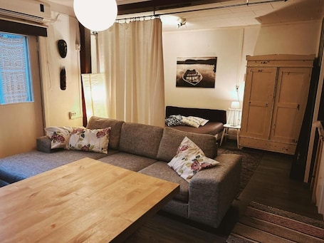 TV. Old School Lodge Tahko Small Room