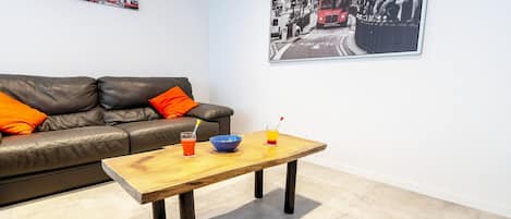 Een smart-tv, boeken en een kantoor