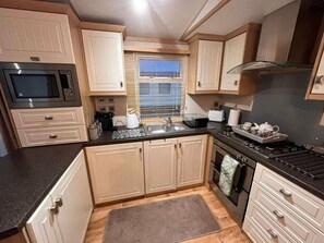 Cookware/dishes/utensils - Golden Anchor Holiday Park - Holiday Accommodation 17383 (Skegness)