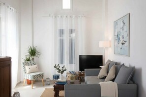 Smart TV - Poolside stay with Coastal Views (Ornos)