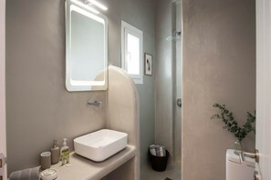 Douche, sèche-cheveux, serviettes fournies