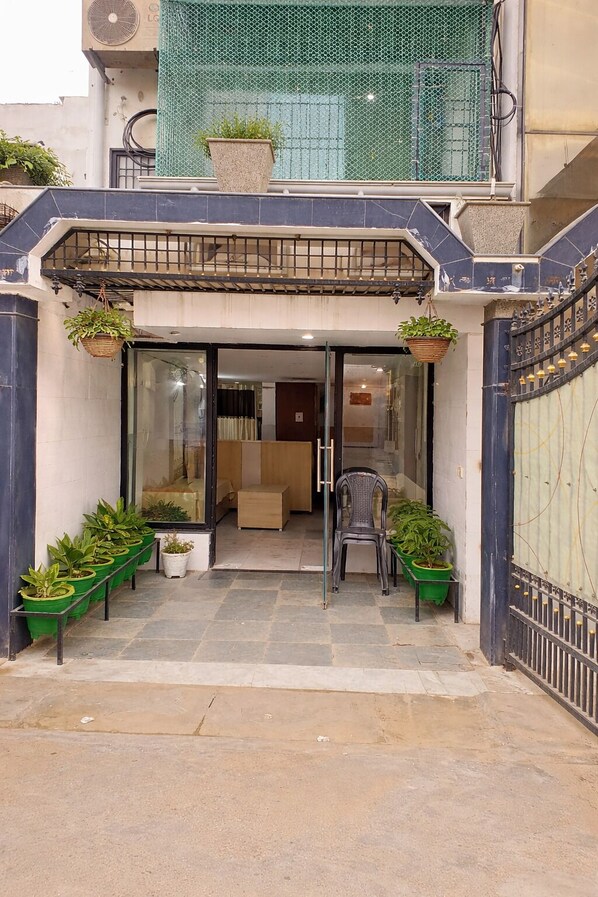 Exterior detail - Vrindavan Bunk Hostel by Shiva  (Vrindavan)