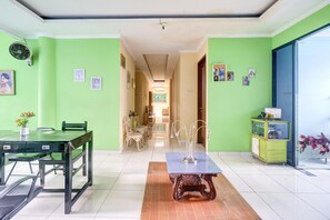 Dining - Cozy Twin Escape with Free WiFi and Parking (Jakarta)