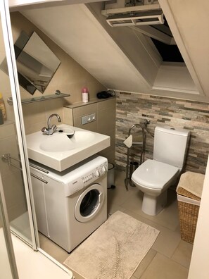 Hair dryer, soap, toilet paper - Studio Banniza Wolfratshausen (Wolfratshausen)