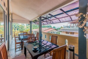 Outdoor dining - Stylish DBL Suite Escape W/ Free WiFi and Parking (Bogor)