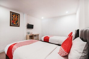 Room - Cozy Twin Escape with Free WiFi and Parking (Bogor)