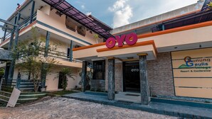 Un edificio con un letrero que dice 'OYO' y 'Gunung Geulis Resort & Conference'.