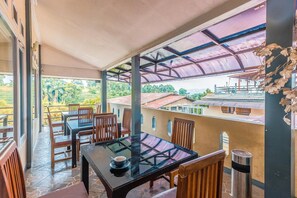 Outdoor dining - Stylish Twin Suite Escape W/ Free WiFi and Parking (Bogor)