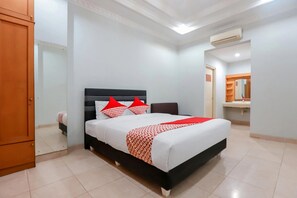 Room - Luxury Deluxe DBL Retreat W/ Free WiFi and Parking (Jakarta)