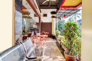 Outdoor dining - Cozy Double Escape W/ Free WiFi and Parking (Batam)