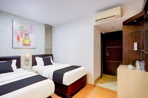 Bedroom - Luxury Twin Stay with Free WiFi and Parking (Batam)