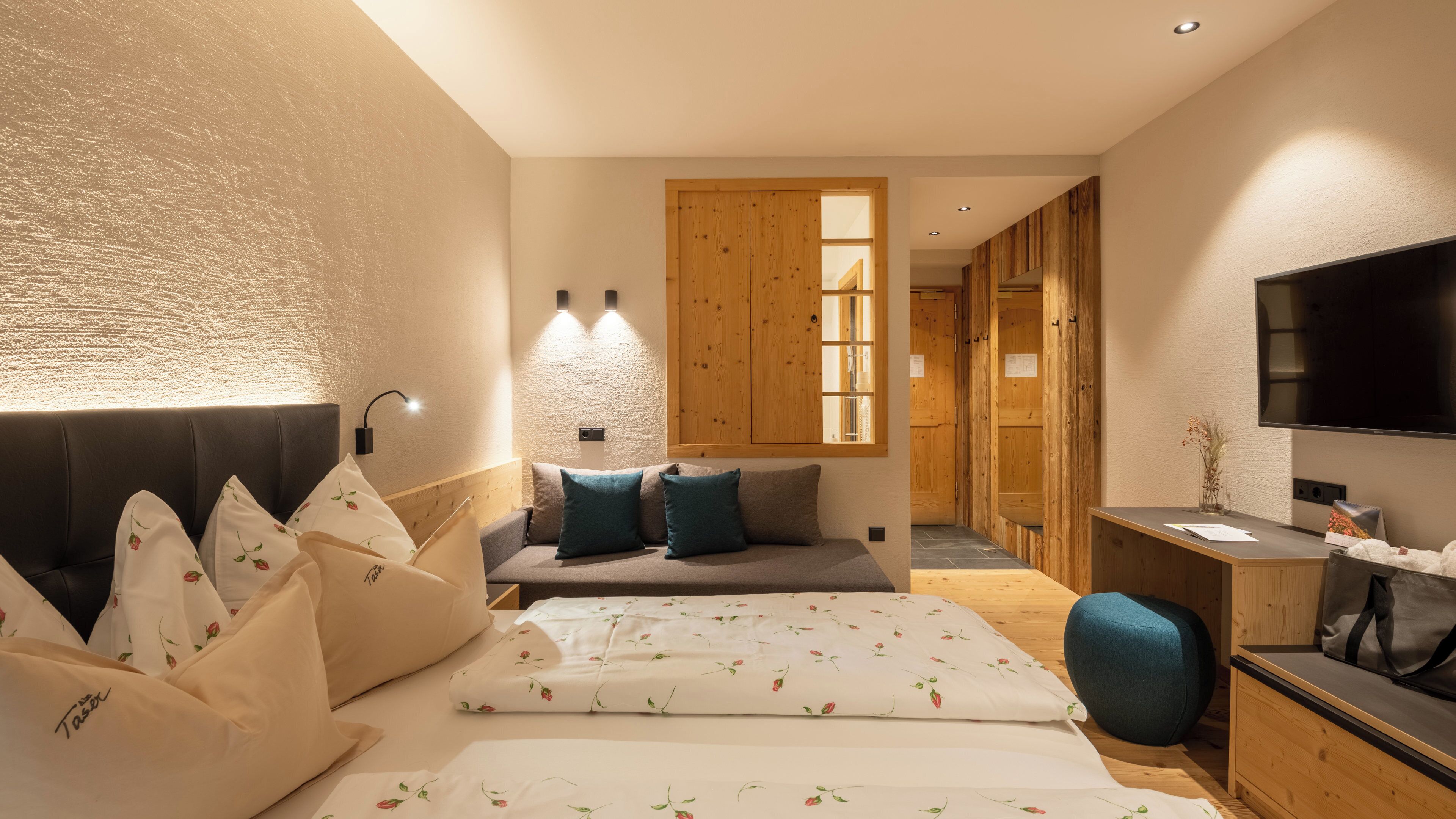 Habitación doble, 1 cama de matrimonio grande con sofá cama, vistas a la montaña | Caja fuerte, tabla de planchar con plancha, wifi gratis