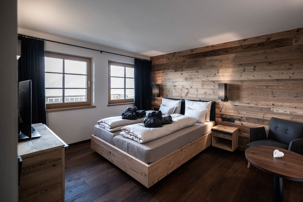 Apartment, 2 Bedrooms, Balcony, Mountain View | In-room safe, iron/ironing board, free WiFi