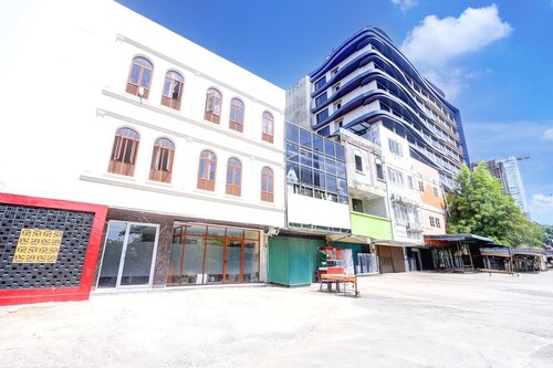 Luxury Twin Stay with Free WiFi and Parking
