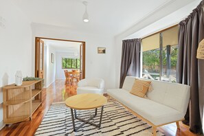 Living area - Escape Away by Ready Set Stay (Cowes)