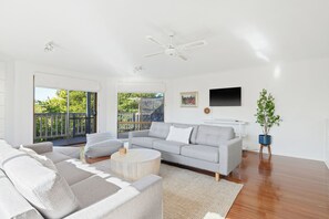 Living area - Escape Away by Ready Set Stay (Cowes)