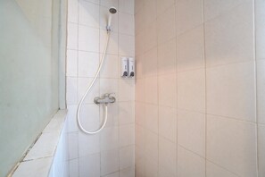 Shower, bidet, towels - Cozy Double Escape W/ Free WiFi and Parking (Jakarta)