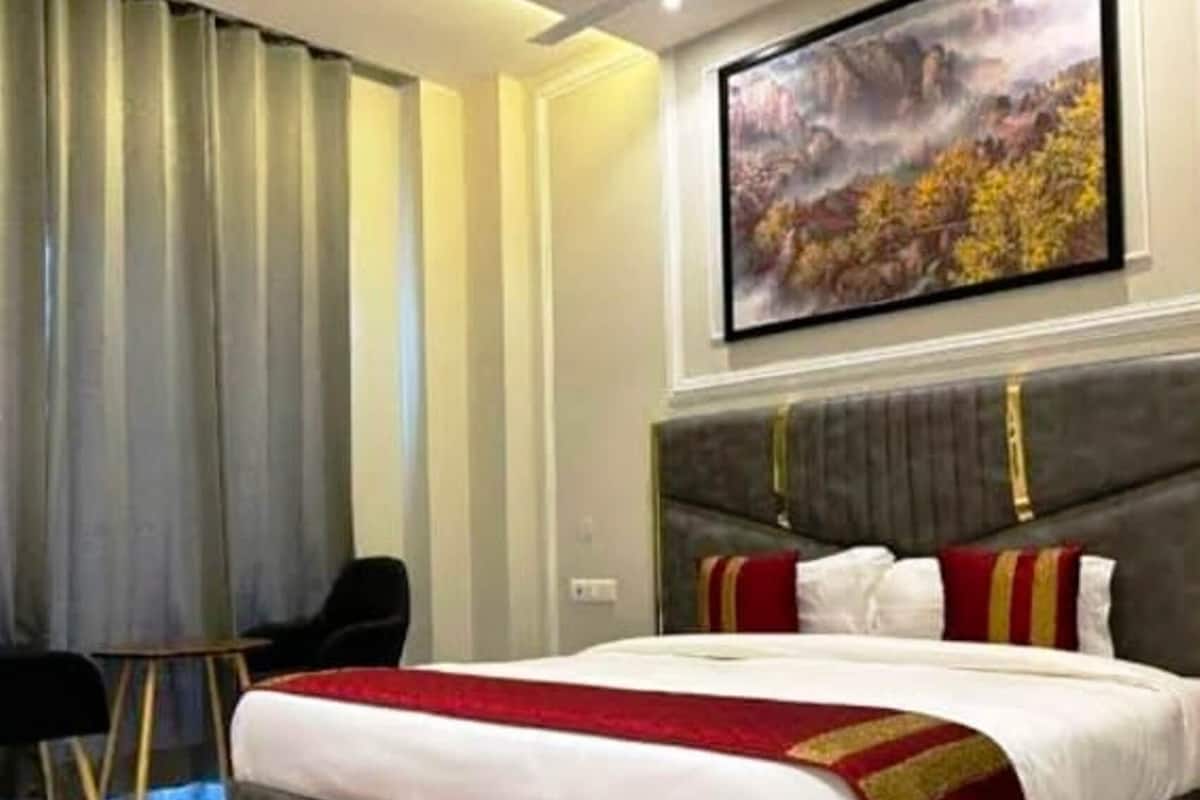 Kamar Double Deluks, balkon, pemandangan kota | Brankas, meja kerja, ruang kerja ramah laptop, dan tirai kedap cahaya