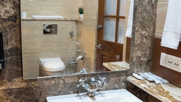 Doppia Deluxe, balcone, vista città | Bagno