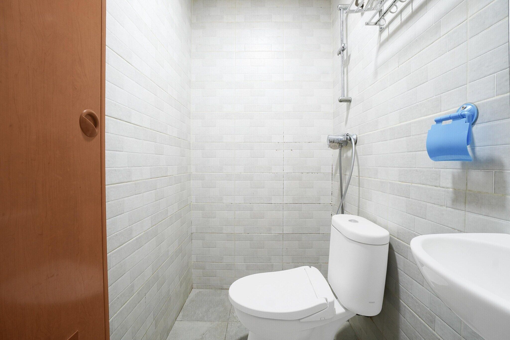 Shower, bidet, towels