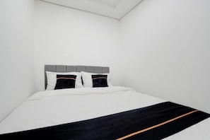 1 bedroom, desk, free WiFi, bed sheets - Cozy Double Escape W/ Free WiFi and Parking (Jakarta)