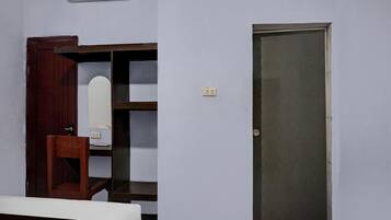 1 bedroom, desk, free WiFi, bed sheets