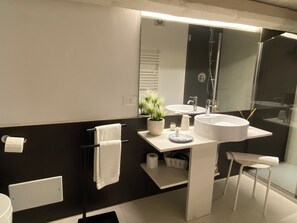 Douche, sèche-cheveux, bidet, serviettes fournies