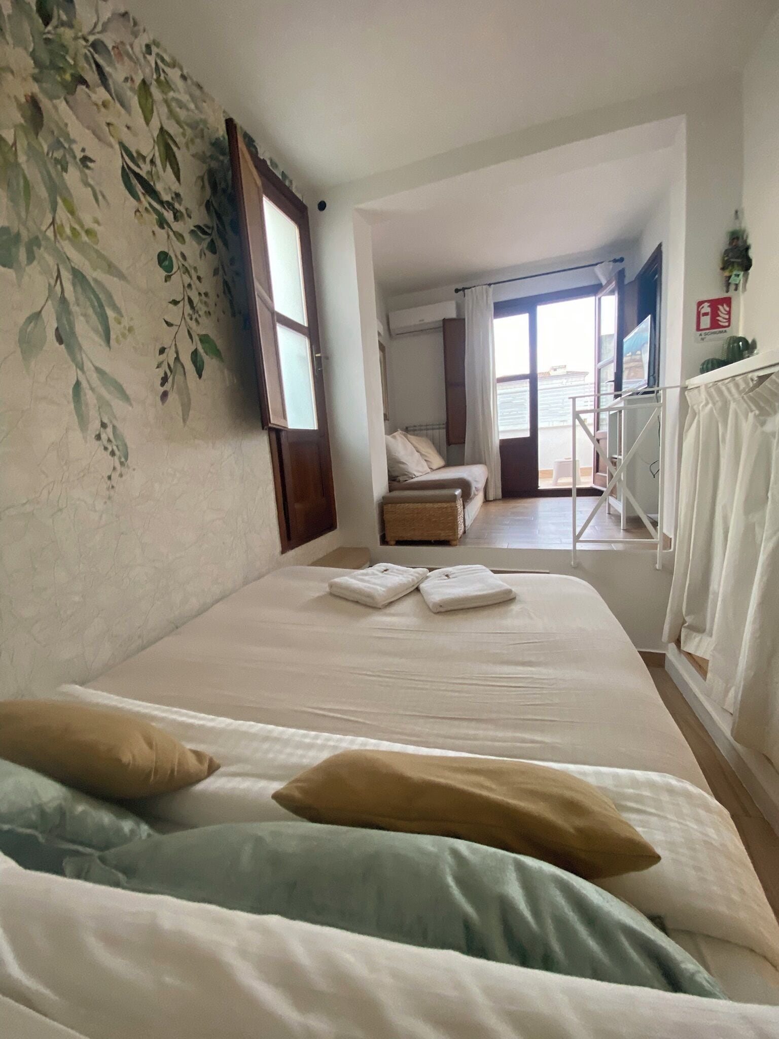 4 bedrooms, iron/ironing board, internet, bed sheets