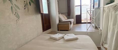 4 bedrooms, iron/ironing board, internet, bed sheets