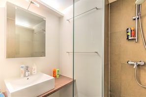 Douche, sèche-cheveux, serviettes fournies