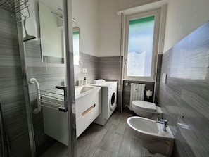 Apartment (1 Bedroom) | Bathroom - Schiappacasse 11 (Rapallo)