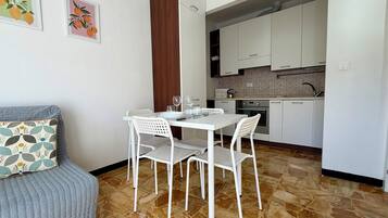 Apartemen (1 Bedroom) | Dapur pribadi | Oven, mesin espresso, dan ketel listrik