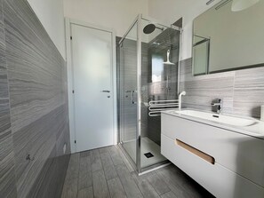 Apartment (1 Bedroom) | Bathroom - Schiappacasse 11 (Rapallo)