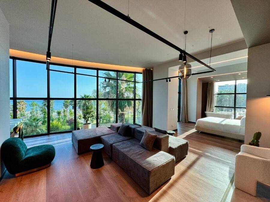 Apartamento superior, vista para o mar | Área de estar | TV de tela plana