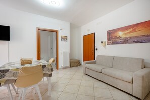TV - Holiday Home 'Levante Eight Sea View' with Sea View, Wi-Fi and Air Conditioning (Bari)