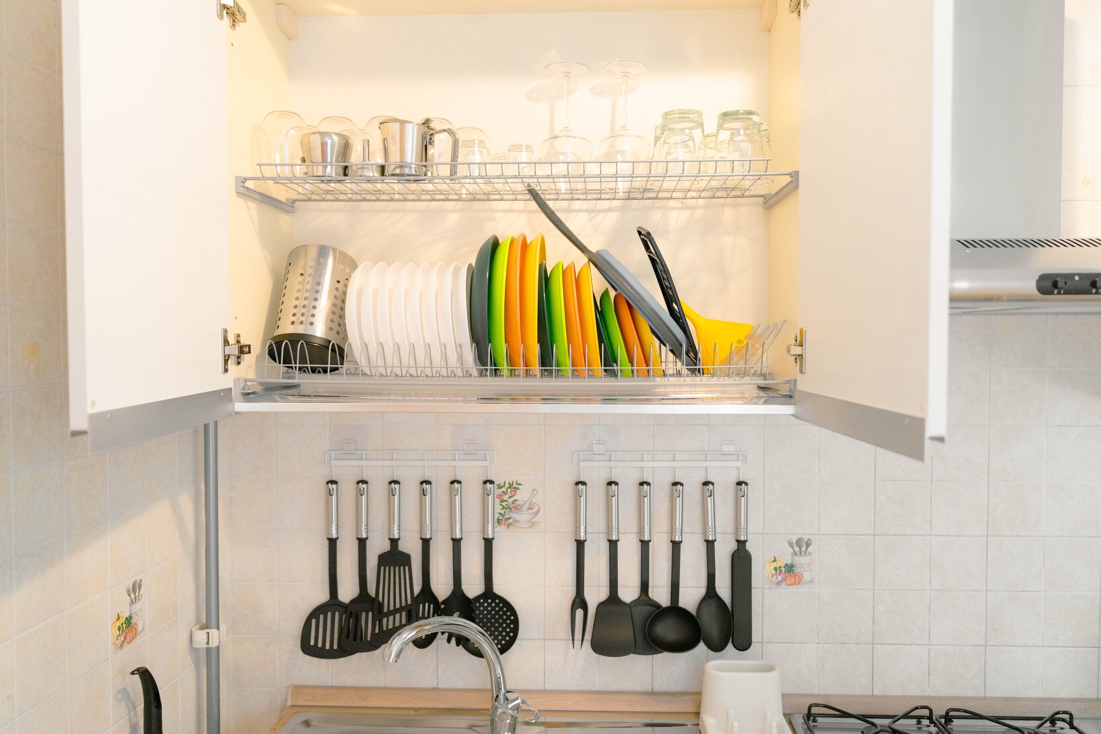 Kühlschrank, Ofen, Herdplatte, Wasserkocher mit Kaffee-/Teezubehör