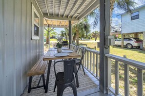 Outdoor dining - Sandy Toes Hideaway- Multi Family! (Panama City)
