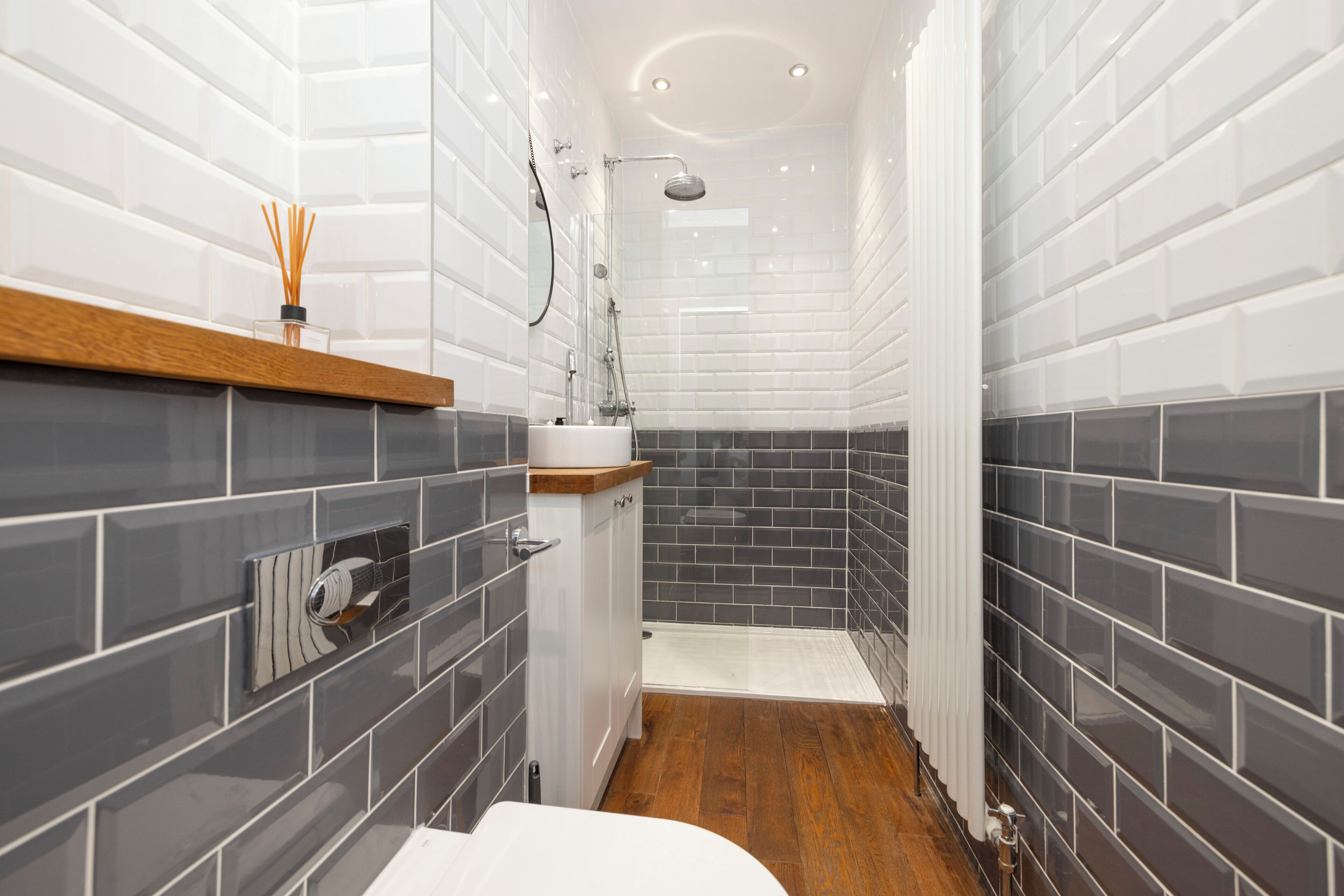 Un baño moderno con ducha, lavabo e inodoro.