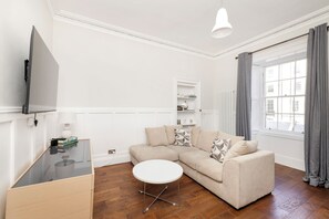 Apartament | Sala d'estar | Televisor intel·ligent de 24 polzades amb canals digitals 