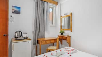 Basic Studio, 1 Double Bed | In-room safe, blackout curtains, soundproofing, iron/ironing board