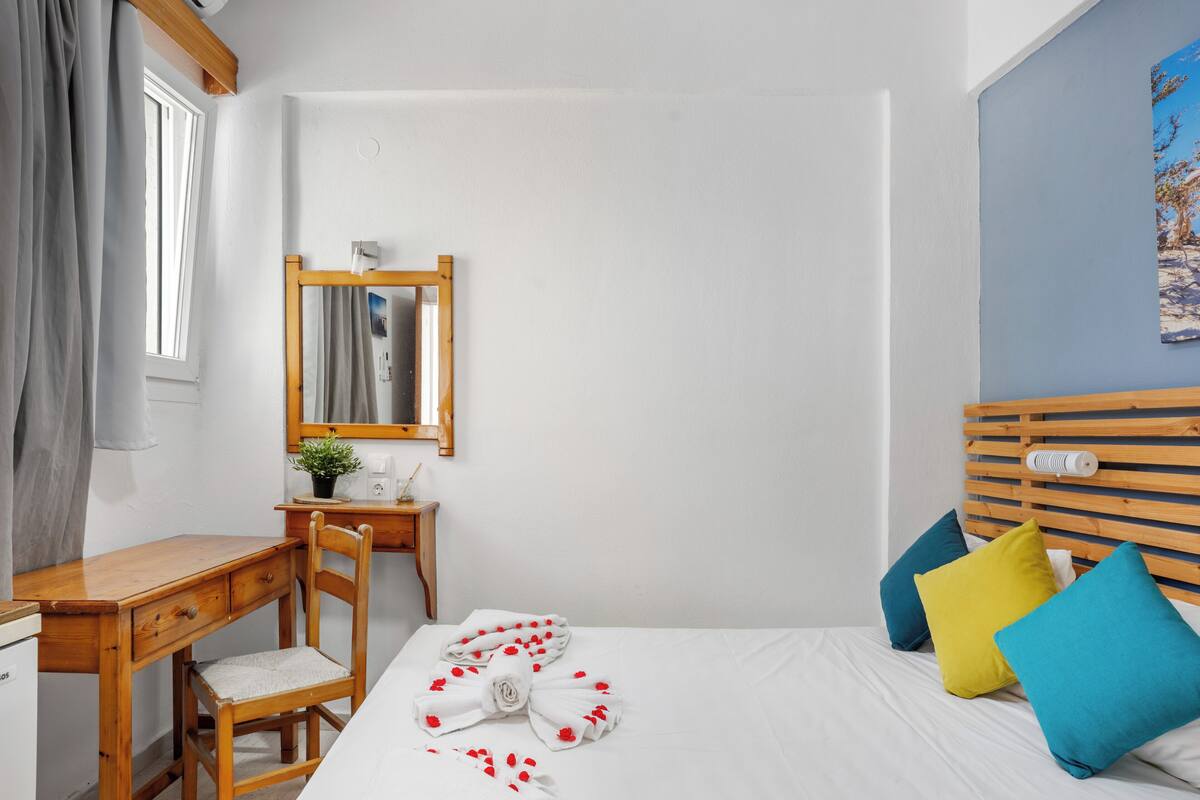 Estudio básico, 1 cama matrimonial | Caja de seguridad en la habitación, cortinas blackout y insonorización 