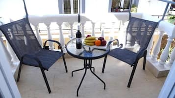 Deluxe appartement, balkon, uitzicht op stad | Buiten dineren