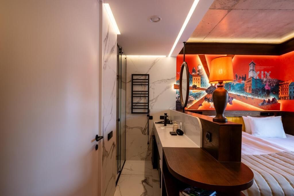 Cofres nos quartos, espaço de trabalho para notebook, cortinas blackout