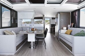 Outdoor dining - Caribbean Dream: Sun-soaked Sailing Adventure from Tortola, Islas Vírgenes Británicas (Road Town)