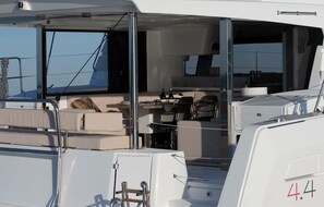 Outdoor dining - Caribbean Dream: Sun-soaked Sailing Adventure from Tortola, Islas Vírgenes Británicas (Road Town)