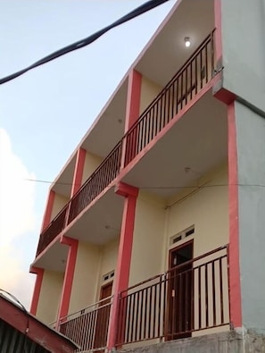 Front of property - Cozzy Lentera Homestay (Labuan Bajo)