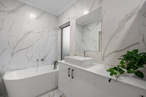Hair dryer - Art Residence – Luxury Coastal Stay in Hillarys (Hillarys)