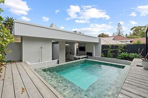 Coastal Noir - Modern Cottesloe Stay