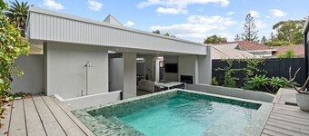 Coastal Noir - Modern Cottesloe Stay