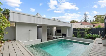 Coastal Noir - Modern Cottesloe Stay